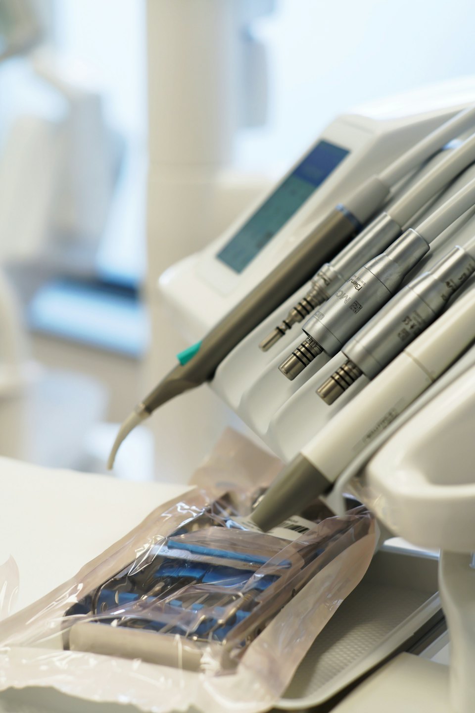Instrumental dental profesional y esterilizado sobre una unidad dental.